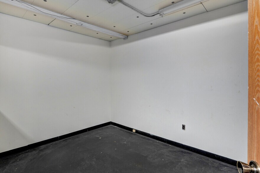 More Photos Of 532 E Walnut St, Springfield Freestanding For Sale