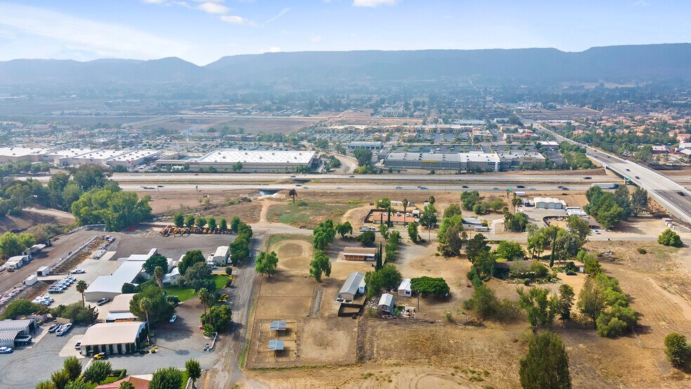 More Photos Of 25110 Monroe Ave, Murrieta Veterinarian Kennel For Sale