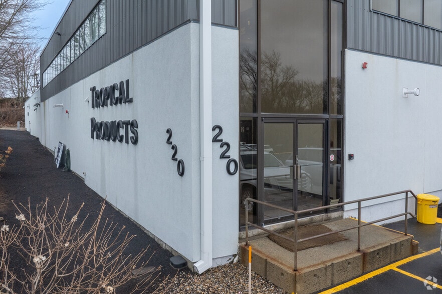 More Photos Of 218-222 Highland Ave, Salem Warehouse For Lease