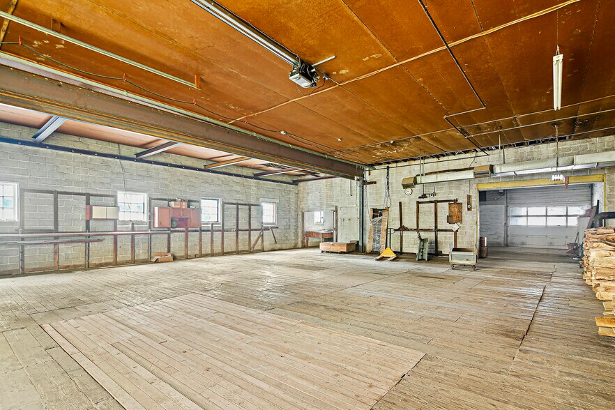 More Photos Of 8106 Intersection Rd, Glen Rock Warehouse For Lease