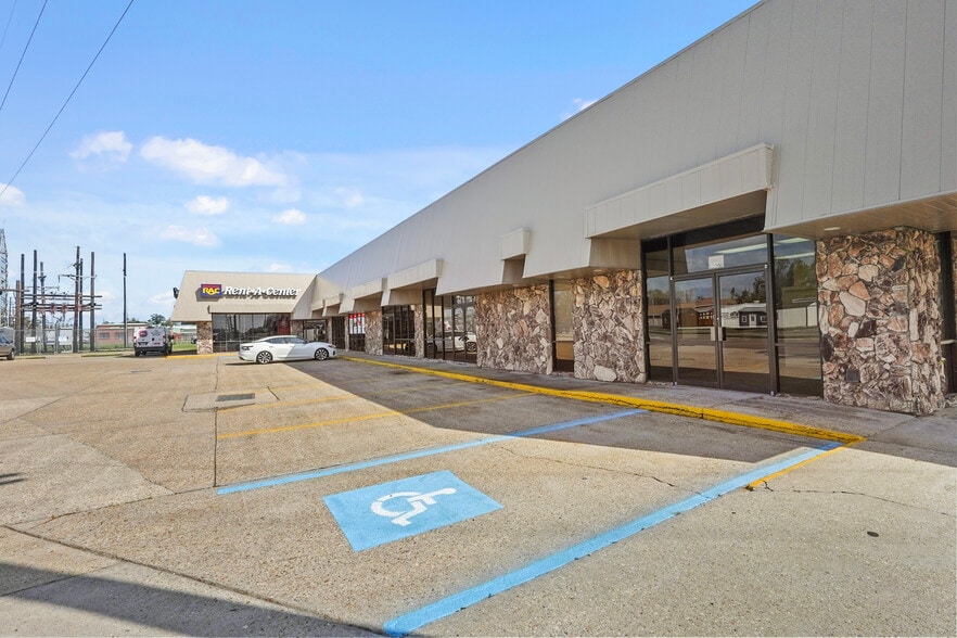 More Photos Of 421 W Tunnel Blvd, Houma Storefront For Sale