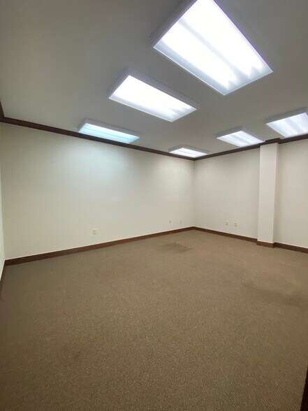 More Photos Of 11115 Neeshaw Dr, Houston Warehouse For Lease