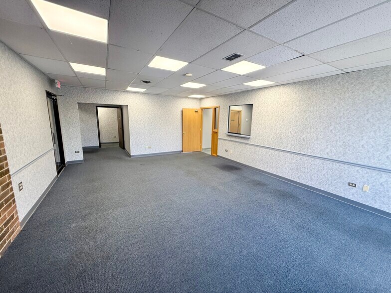 More Photos Of 7800 W College Dr, Palos Heights Office For Lease