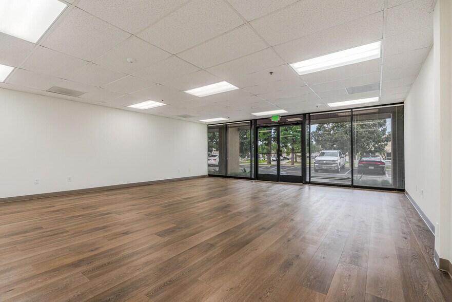 More Photos Of 4572 Telephone Rd, Ventura Warehouse For Lease