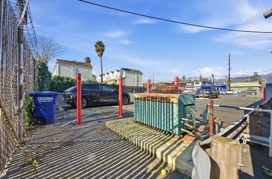 More Photos Of 6537 Foothill Blvd, Oakland Office For Lease