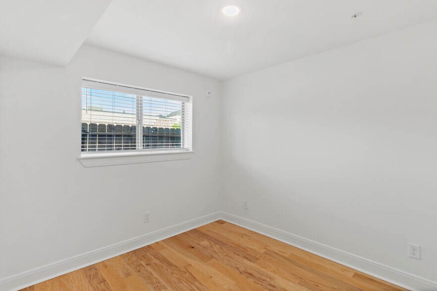 More Photos Of 319 Eastwood St, Houston Apartments For Sale