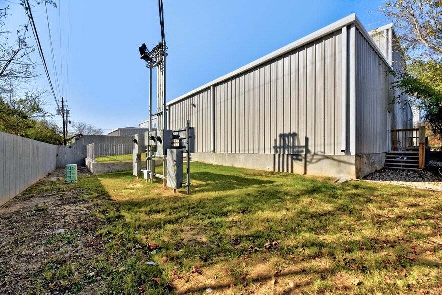 More Photos Of 11215 Conroy Ln, Austin Showroom For Lease