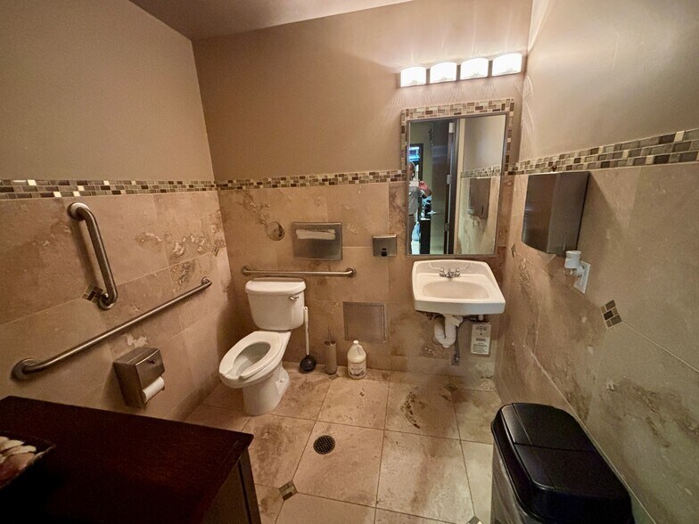 More Photos Of 34406 N 27th Dr, Phoenix Medical For Lease