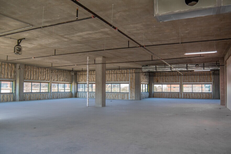 More Photos Of 1801 Wittington Pl, Farmers Branch Office For Lease