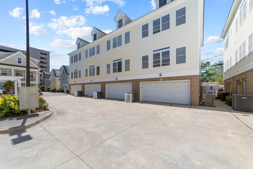 More Photos Of 2007 Baltic Ave, Virginia Beach Apartments For Sale