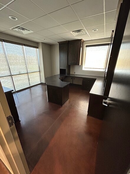 More Photos Of 8576 N Green Hills Rd, Kansas City Flex For Sale