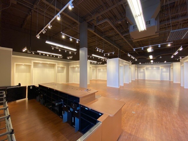 More Photos Of 4201 Elmore Ave, Davenport Unknown For Lease