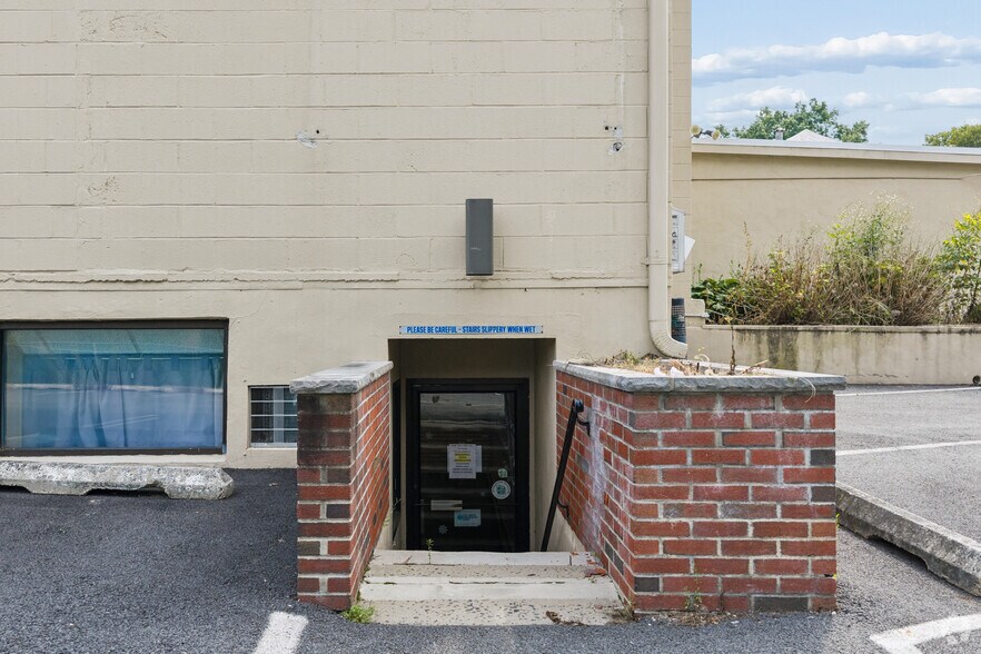 More Photos Of 262 Main St, Madison Veterinarian Kennel For Sale