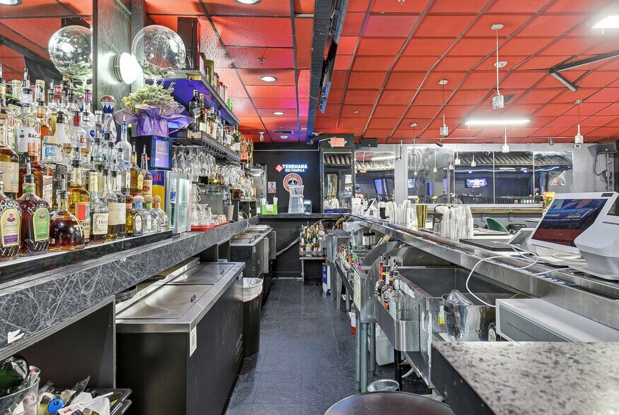 More Photos Of 7215 Blondo St, Omaha Bar For Sale