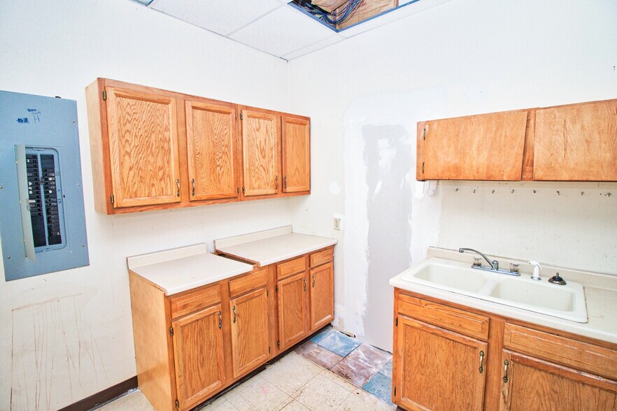 More Photos Of 1575 Thomaston Ave, Waterbury Storefront For Lease