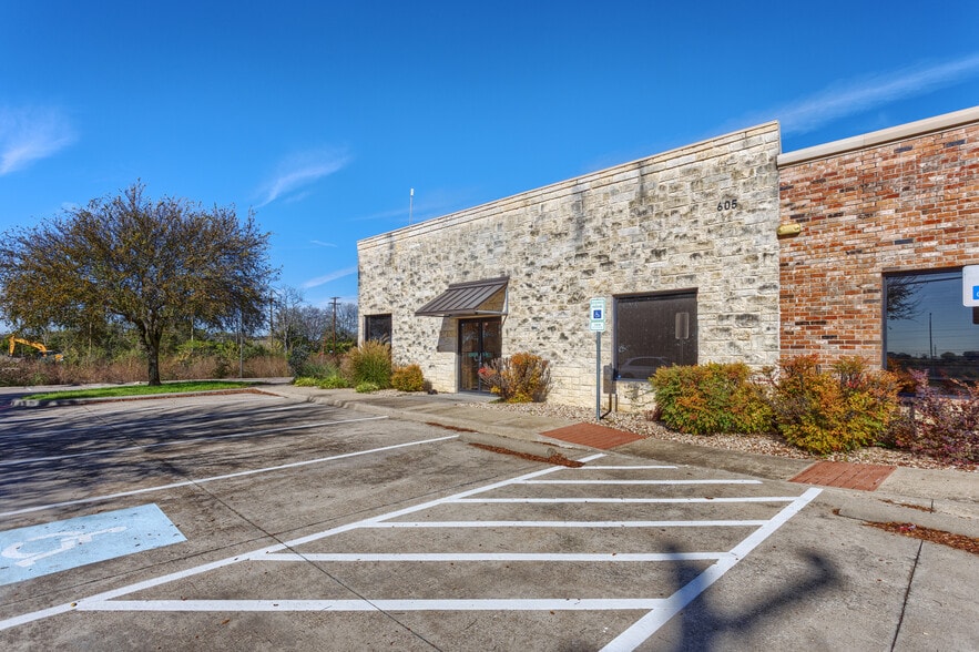 More Photos Of 595-605 E US Highway 80 E, Sunnyvale Research And Development For Lease