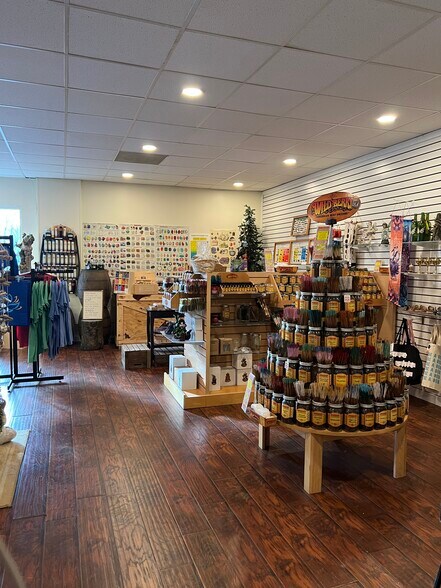 More Photos Of 5805-5809 Merriam Dr, Merriam Showroom For Lease