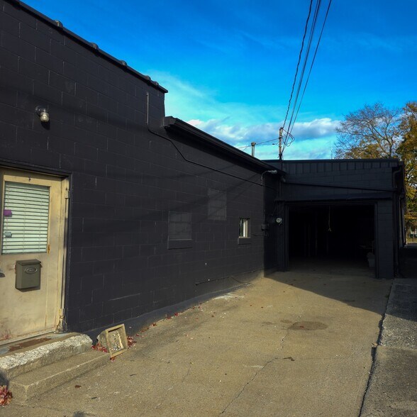 More Photos Of 443 W Walnut St, Danville Storefront For Lease