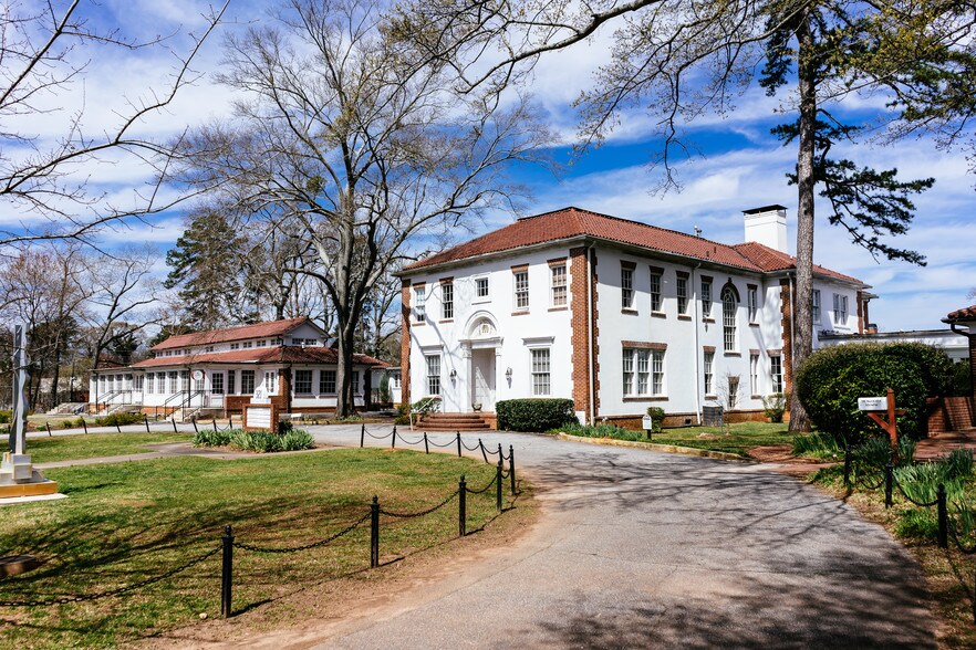 More Photos Of 321 W Hill St, Decatur Office For Lease