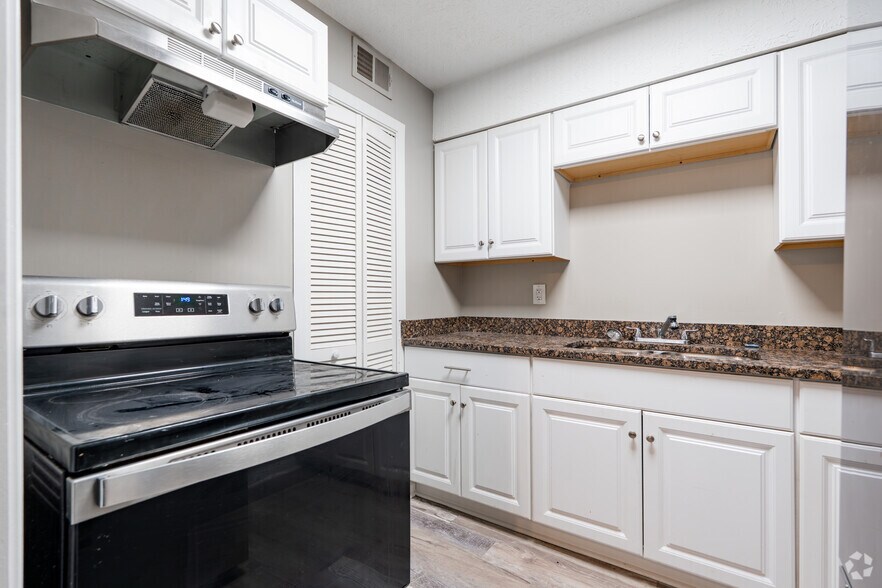 More Photos Of 1630-1634 Greentree Blvd, Clarksville Apartments For Sale