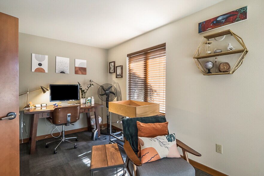 More Photos Of 336 NE Norton Ave, Bend Office For Sale
