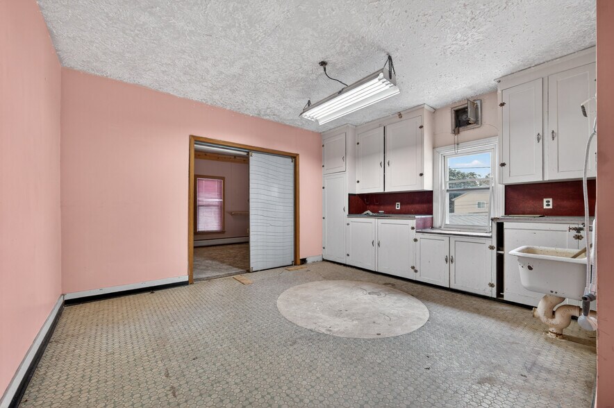 More Photos Of 209 N Main St, Belleville Medical For Sale
