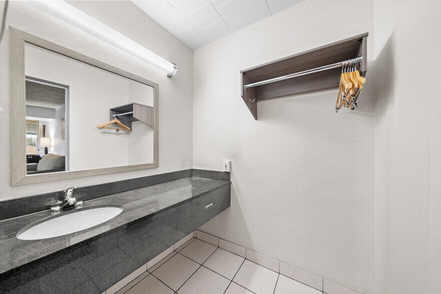 More Photos Of 21700 West Rd, Woodhaven Hotel For Sale