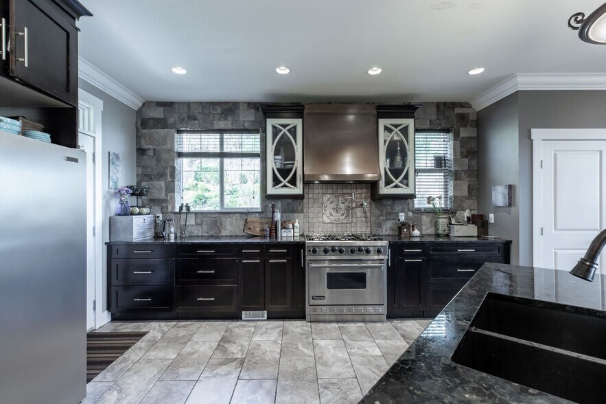 More Photos Of 2379 Chardonnay Ln, Abbotsford Hospitality For Sale