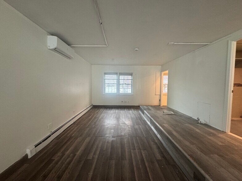 More Photos Of 9609 40th Rd, Corona Multifamily For Lease