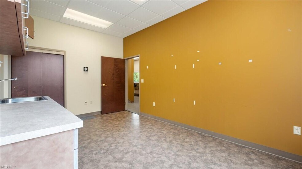 More Photos Of 61246 Southgate Rd, Cambridge Medical For Sale