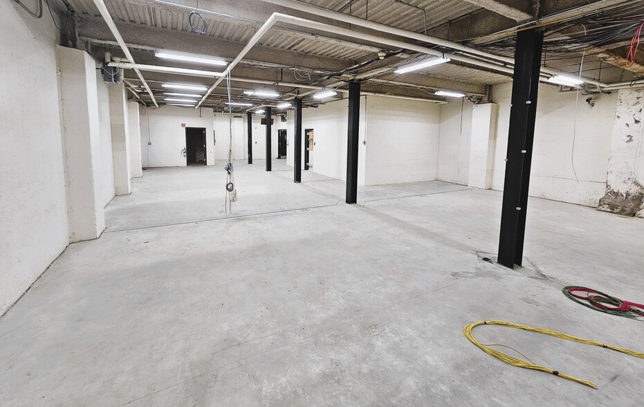 More Photos Of 20 Industrial Dr, Middletown Light Manufacturing For Lease