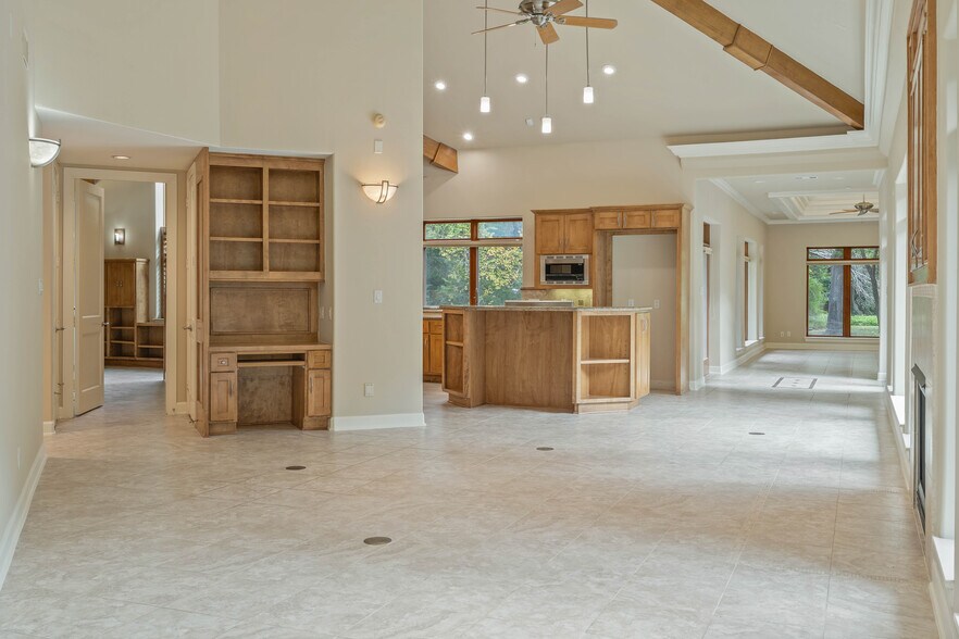 More Photos Of 16621 Hereford Dr, Tomball Flex For Sale