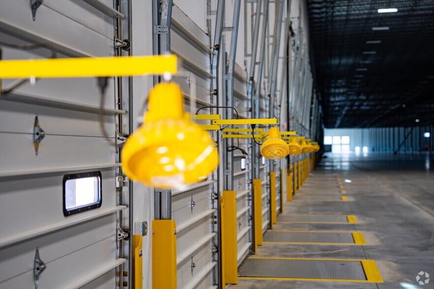 More Photos Of 2400 Stateline Rd W, Southaven Distribution For Lease