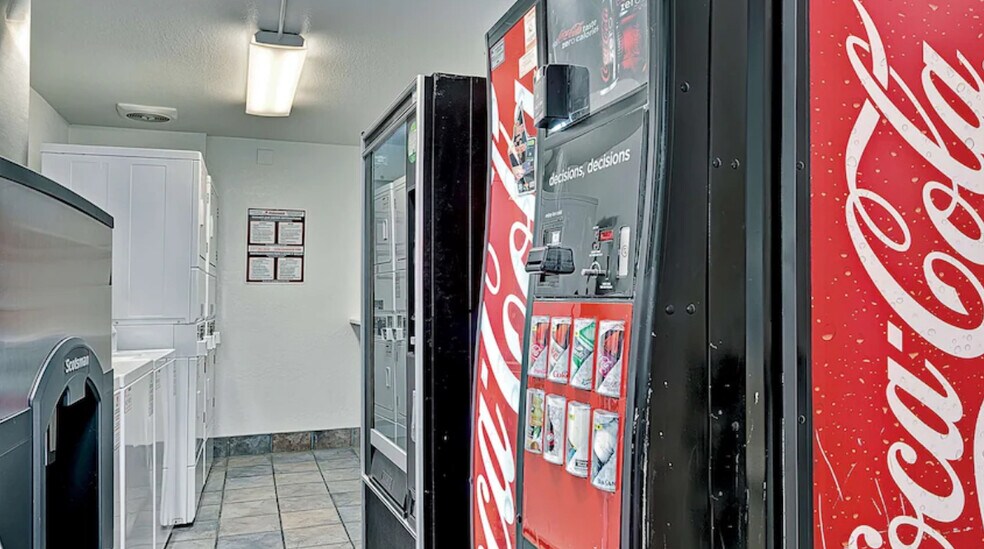 More Photos Of 1535 W Milwaukee Ave, Glenview Hotel For Sale