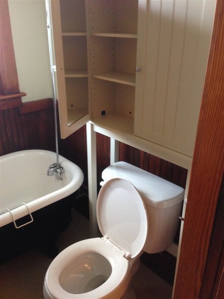 More Photos Of 42 Central St, Newport Flex For Lease