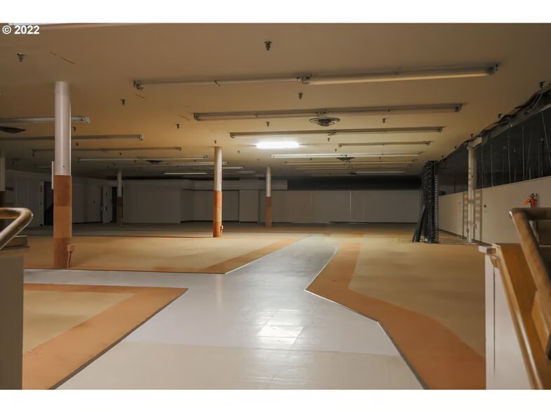 More Photos Of 181 Anderson Ave, Coos Bay Department Store For Sale