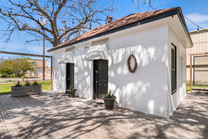 More Photos Of 702 Front St, Comfort Freestanding For Sale