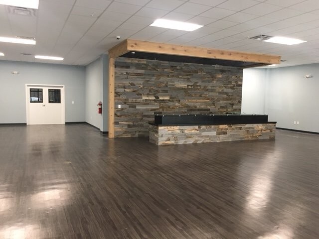 More Photos Of 547 Long Point Rd, Mount Pleasant Flex For Lease