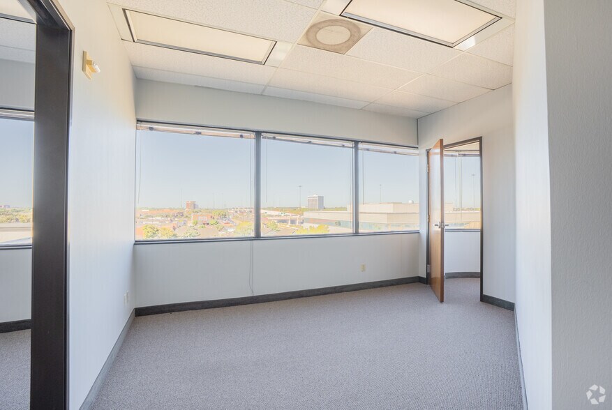 More Photos Of 1200 E Copeland Rd, Arlington Office For Lease