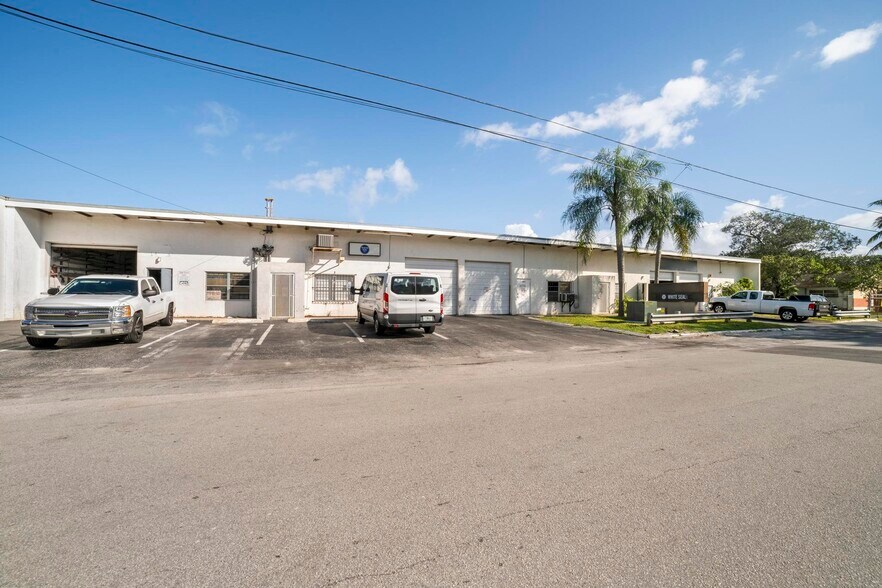 More Photos Of 3909-3939 SW 12th Ct, Fort Lauderdale Warehouse For Lease