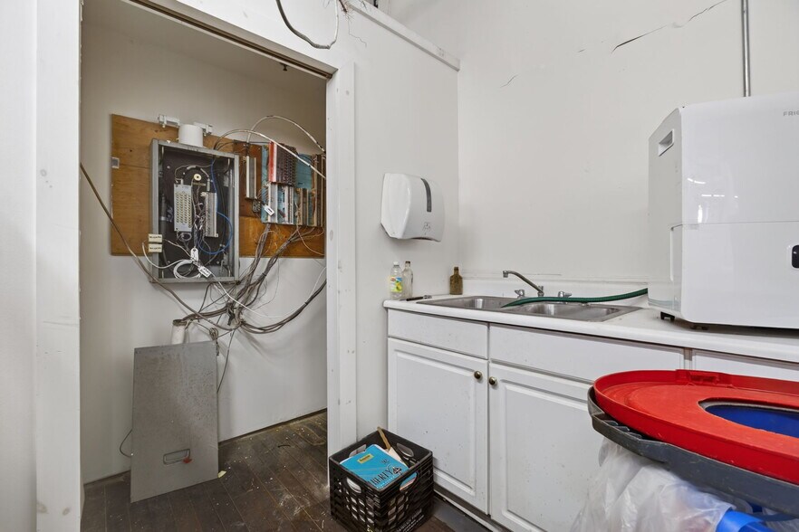 More Photos Of 420 Park St, Housatonic Flex For Sale