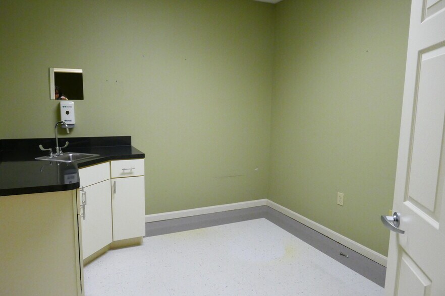 More Photos Of 142 Linden Dr, Winchester Office For Sale