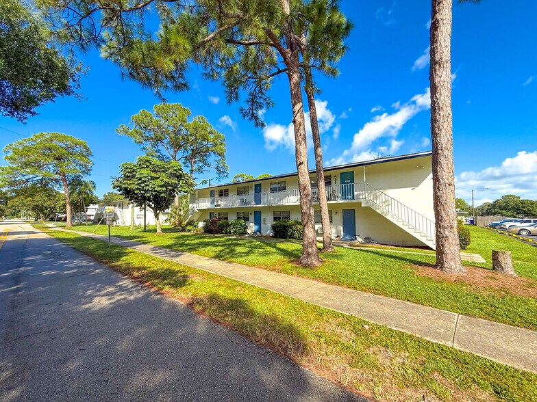 More Photos Of 1825 40th Ave, Vero Beach Apartments For Sale