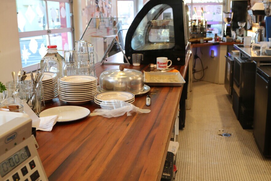 More Photos Of 3101 E Baltimore St, Baltimore General Retail For Sale