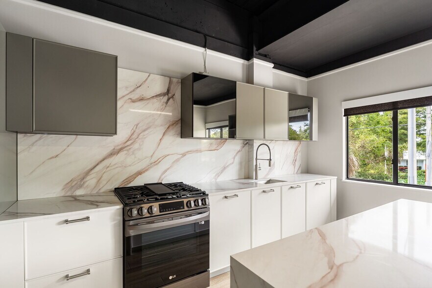 More Photos Of 800 Harbour Dr, Naples Office For Lease