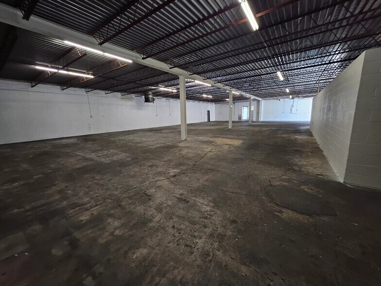 More Photos Of 1433 W Lark Industrial Dr, Fenton Warehouse For Sale