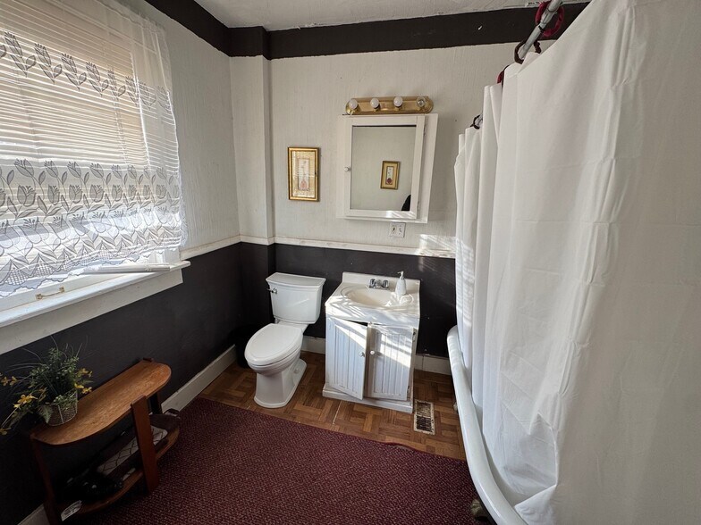 More Photos Of 1009 SW Huntoon St, Topeka Specialty For Sale