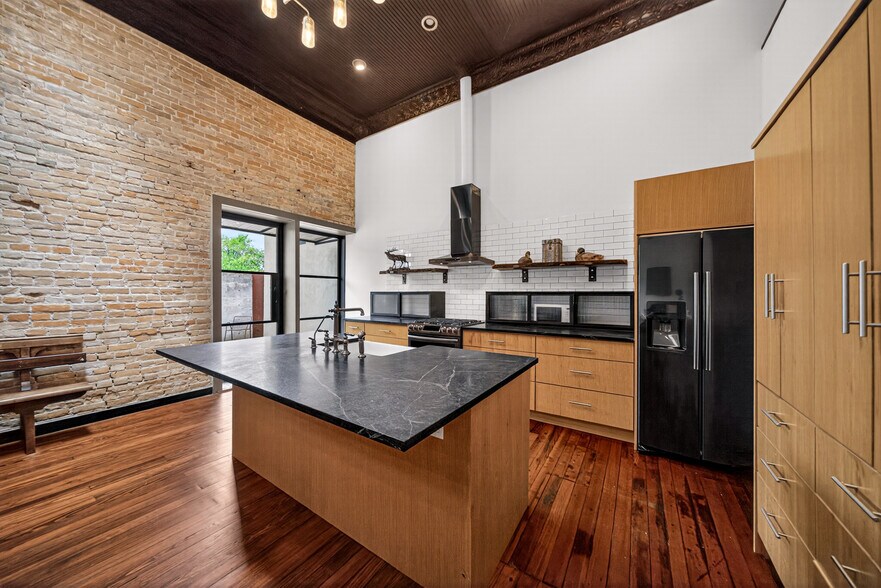 More Photos Of 612 High St, Comfort Storefront Retail Residential For Lease