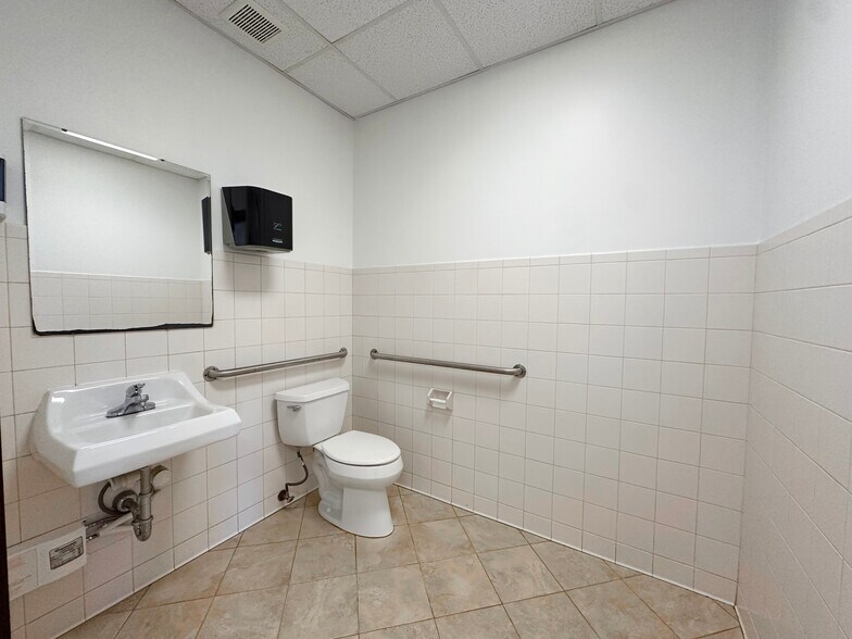 More Photos Of 209 Industrial Park Dr, Cumming Warehouse For Lease