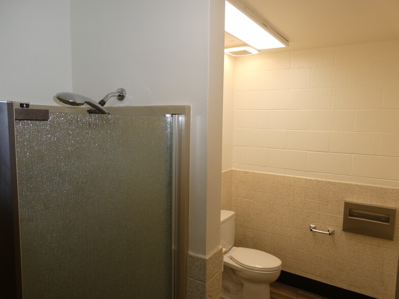 More Photos Of 3500 N San Fernando Blvd, Burbank Flex For Lease